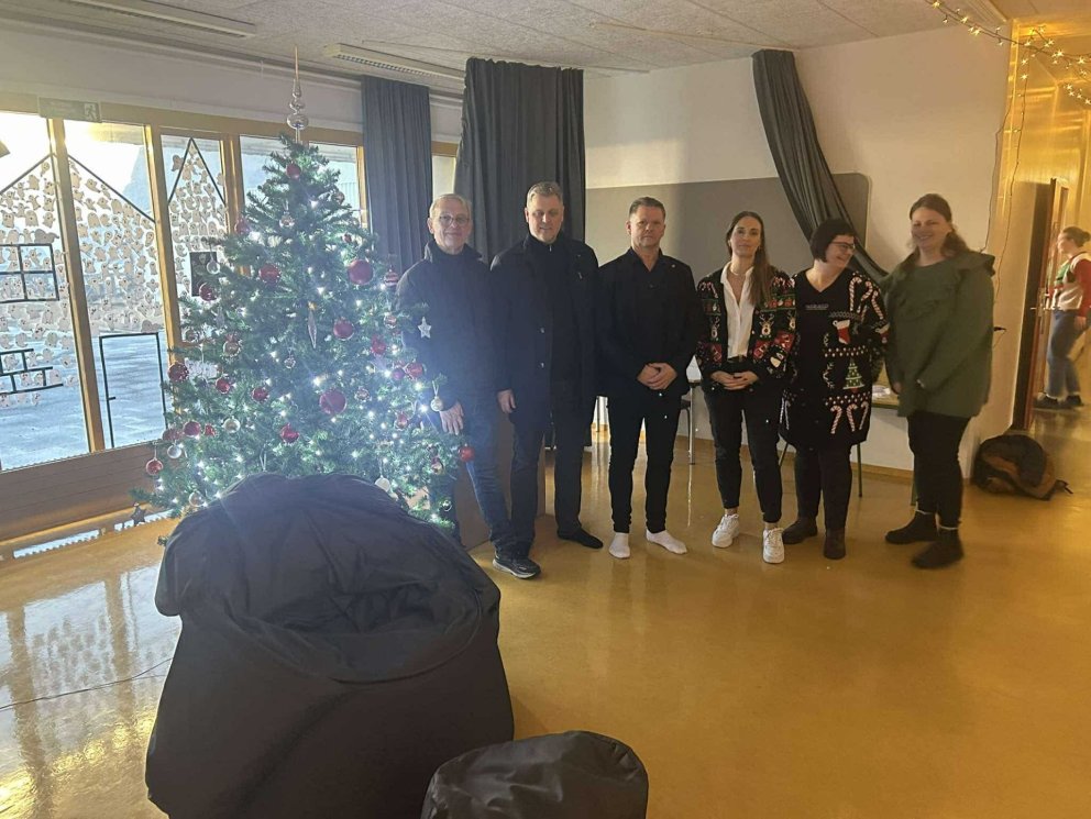 Við afhendingu stólanna í Hamarsskóla.
Fulltrúar frá Kiwanis, skólastjóri Hamarsskóla, aðstoðarleik…