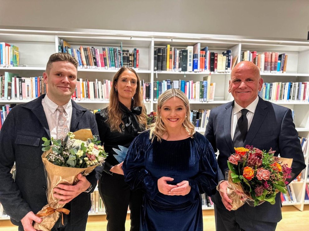 Anna Rós Hallgrímsdóttir skólastjóri GRV- Hamarsskóla tók við viðurkenningunni ásamt Páli Magnússyni…