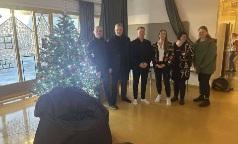 Við afhendingu stólanna í Hamarsskóla.
Fulltrúar frá Kiwanis, skólastjóri Hamarsskóla, aðstoðarleik…